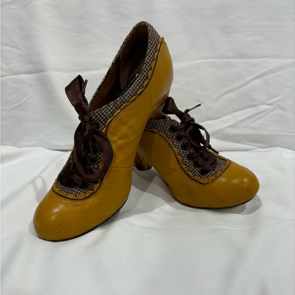 Poetic License yellow. Used but so classy! - Picture 1 of 4